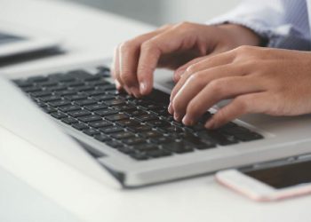 Uomo che usa il computer