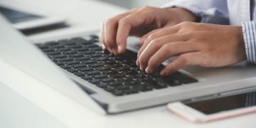 Uomo che usa il computer