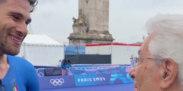 Parigi 2024, Mattarella stringe la mano a Ganna dopo il secondo posto: “Bravo”