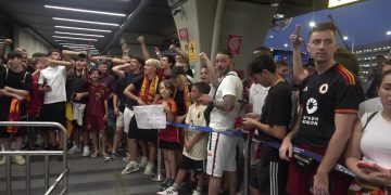 As Roma, a Fiumicino è già Soulé mania. Abbracci e cori al Ds Ghisolfi al momento del suo arrivo