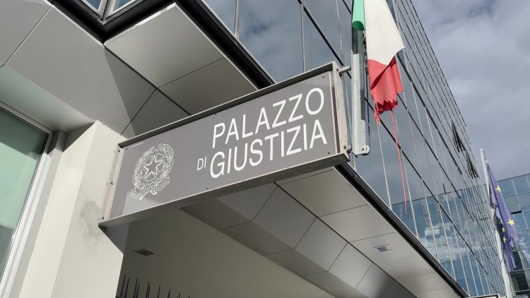 Il cartello di un Palazzo di Giustizia - alanews.it