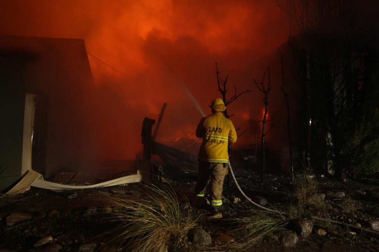 Immagini di Los Angeles in fiamme