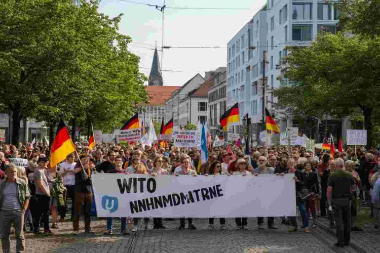 Proteste in Germania: Manifestanti bloccano l'apertura del congresso dell'Afd