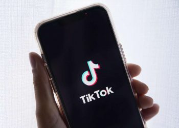 Il logo di TikTok sullo schermo di uno smartphone