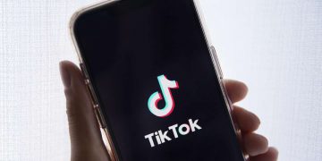 Il logo di TikTok sullo schermo di uno smartphone