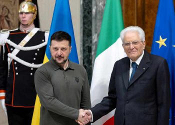 Stretta di mano tra Zelensky e Mattarella