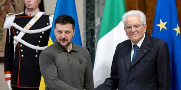 Stretta di mano tra Zelensky e Mattarella