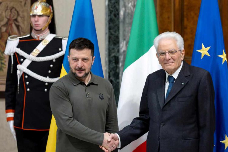 Stretta di mano tra Zelensky e Mattarella