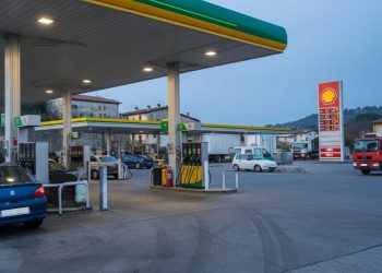 Benzina in discesa: il prezzo scende a 1,824 euro al litro al self service