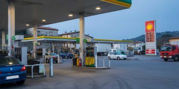 Benzina in discesa: il prezzo scende a 1,824 euro al litro al self service
