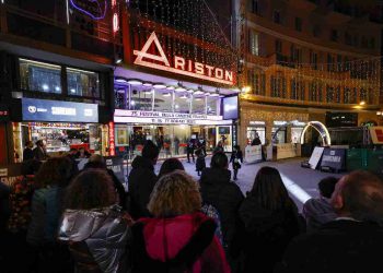 Sanremo 2025 L'esterno del teatro Ariston che attende gli ospiti del Festival