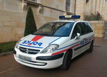 Un'auto della polizia francese