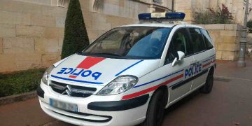 Un'auto della polizia francese