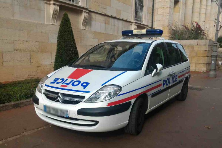 Un'auto della polizia francese
