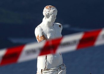 Una statua che si trova in un'area di Santorini particolarmente pericolosa in caso di sisma