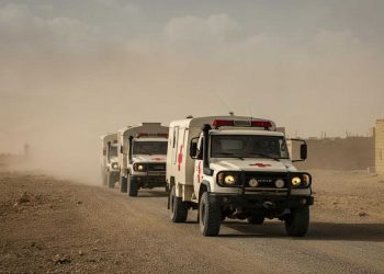 Veicoli della Croce Rossa in azione per la consegna degli ostaggi a Gaza