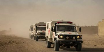 Veicoli della Croce Rossa in azione per la consegna degli ostaggi a Gaza