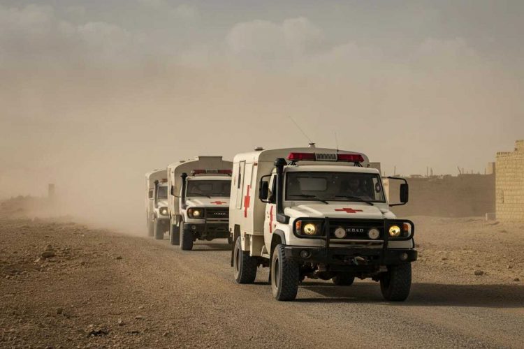 Veicoli della Croce Rossa in azione per la consegna degli ostaggi a Gaza