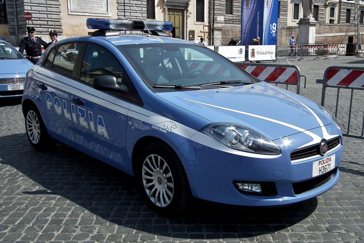 Torino, neonata in Italia dal Marocco dentro una busta della spesa per essere venduta: quattro arresti | Un'auto della polizia - alanews.it