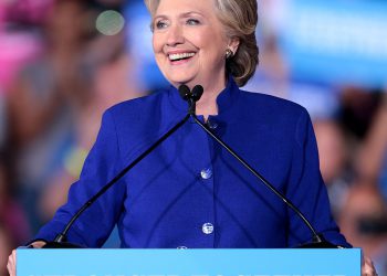 Hillary Clinton: la stupidità con cui Trump gestisce il potere, rischio per USA