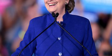 Hillary Clinton: la stupidità con cui Trump gestisce il potere, rischio per USA