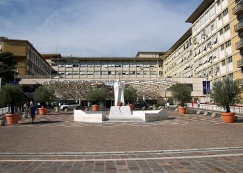 Papa: confermati i miglioramenti, i medici sciolgono la prognosi