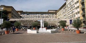 Papa: confermati i miglioramenti, i medici sciolgono la prognosi