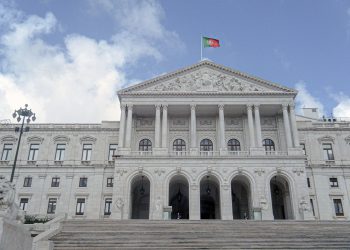 Il presidente scioglie il Parlamento in Portogallo: elezioni anticipate fissate per il 18 maggio