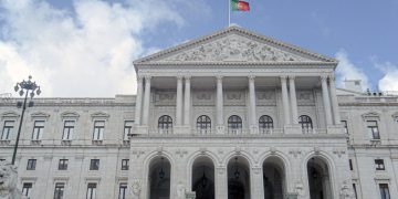 Il presidente scioglie il Parlamento in Portogallo: elezioni anticipate fissate per il 18 maggio
