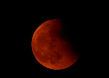 Come osservare l’eclissi lunare totale di marzo e ammirare la luna rossa