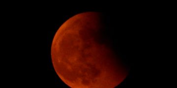 Come osservare l’eclissi lunare totale di marzo e ammirare la luna rossa