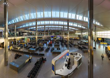Londra: incendio all’aeroporto di Heathrow, chiusura temporanea dello scalo