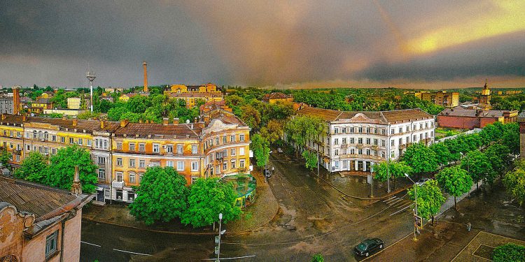 https://en.wikipedia.org/wiki/Kryvyi_Rih#/media/File:Kryvyi_Rih_Old_Town_(cropped).jpg