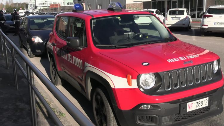 una camionetta dei Vigili del fuoco