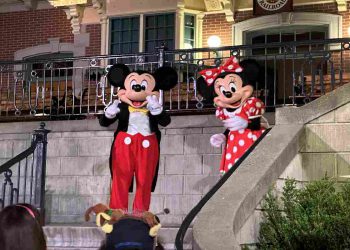Attori vestiti come Topolino e Minnie