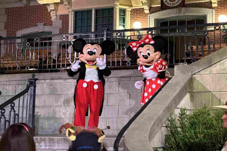 Attori vestiti come Topolino e Minnie