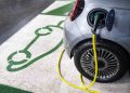 Un' auto elettrica in carica