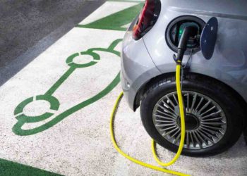 Un' auto elettrica in carica