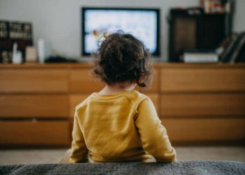 Bambina guarda la tv