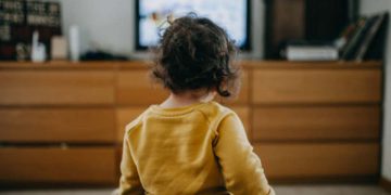 Bambina guarda la tv