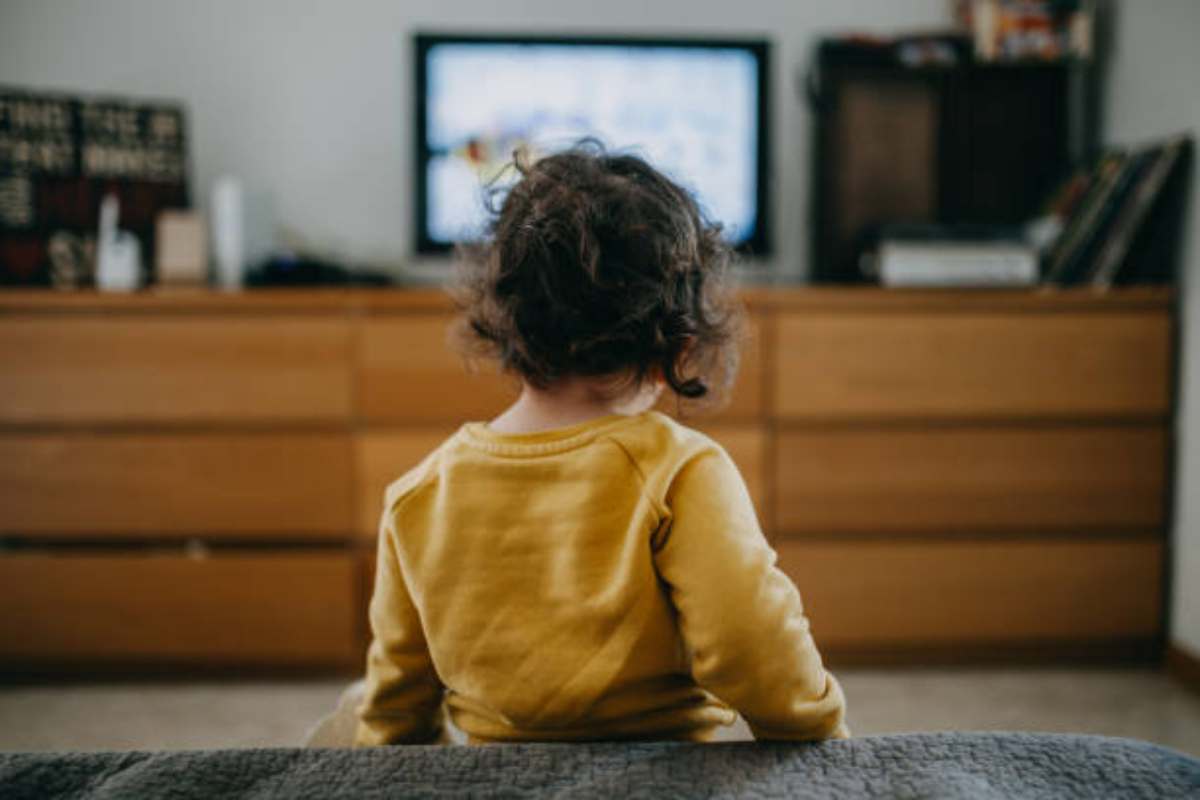 Bambina guarda la tv