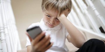 Bambino chiama la polizia per denunciare le violenze del padre