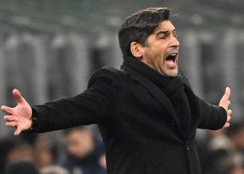 Calcio, Fonseca perde la testa e si scaglia contro l'arbitro, rischia una squalifica record. Nella foto, l'allenatore portoghese del Lione, Paulo Fonseca
