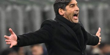 Calcio, Fonseca perde la testa e si scaglia contro l'arbitro, rischia una squalifica record. Nella foto, l'allenatore portoghese del Lione, Paulo Fonseca