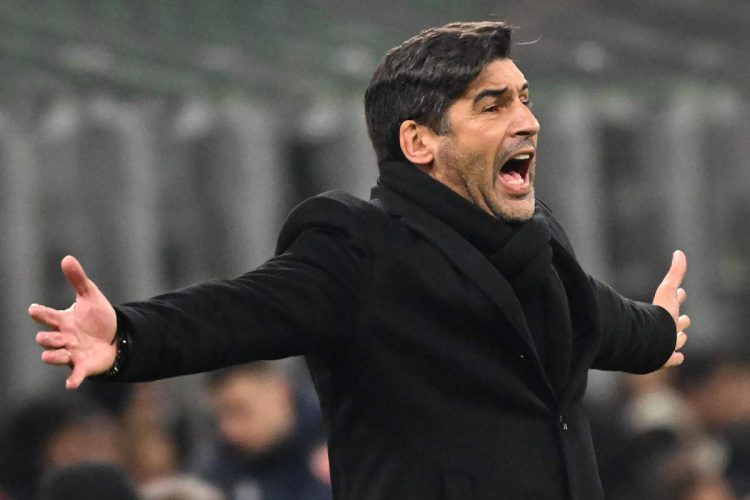Calcio, Fonseca perde la testa e si scaglia contro l'arbitro, rischia una squalifica record. Nella foto, l'allenatore portoghese del Lione, Paulo Fonseca