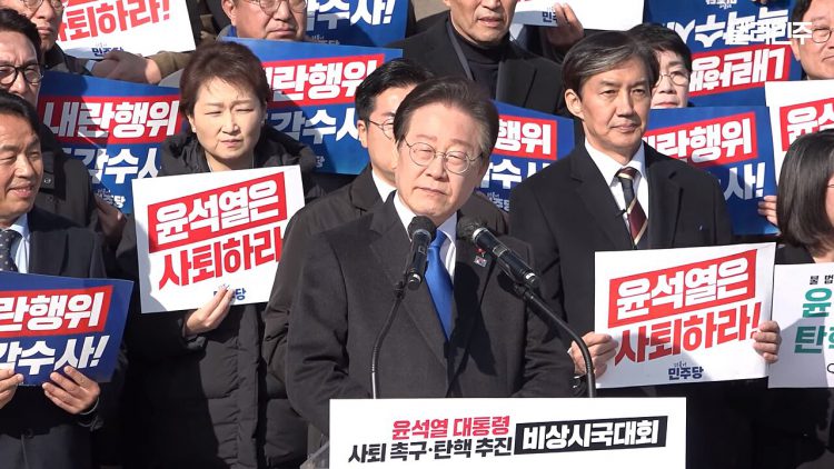 https://upload.wikimedia.org/wikipedia/commons/thumb/8/8b/Calls_for_President_Yoon_Suk_Yeol_to_resign_at