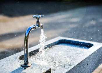Dell'acqua che esce da un rubinetto