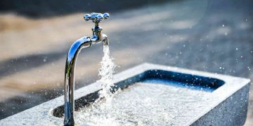Dell'acqua che esce da un rubinetto