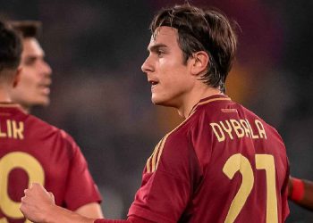 Dybala, altro stop per infortunio: un mese ai box, derby a rischio per l'argentino. Nella foto, L'attaccante argentino Paulo Dybala con la maglia della Roma