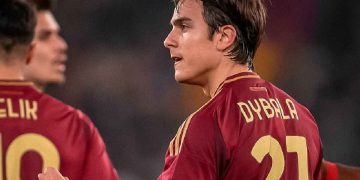 Dybala, altro stop per infortunio: un mese ai box, derby a rischio per l'argentino. Nella foto, L'attaccante argentino Paulo Dybala con la maglia della Roma
